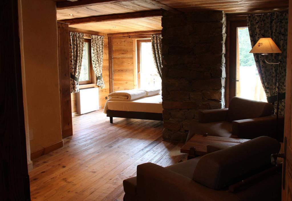 Les Trompeurs Chez Odette Bed & Breakfast Cogne Room photo